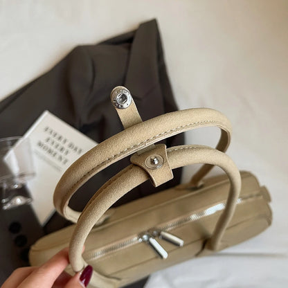 Cleo Schultertasche aus Wildleder