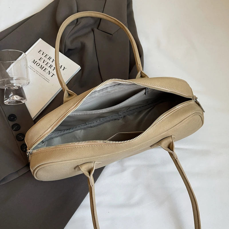 Cleo Schultertasche aus Wildleder
